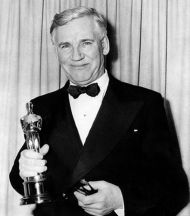 <a href='/es/actor/26381/walter-huston/' style='color:#FFFFFF' class='enlace_azul'>Walter Huston</a> - Premios Oscar 1949 